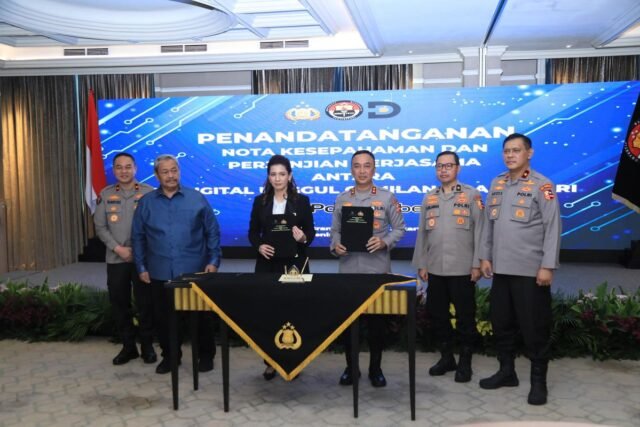 Penandatanganan nota kesepahaman antara Kadivhumas Polri Irjen. Pol. Sandi Nugroho dan Direktur Utama PT Digital Unggul Gemilang, Vini Septiana terkait pengembangan Policetube, Jakarta, Senin (23/6/2025). (Dok. Humas Polri)