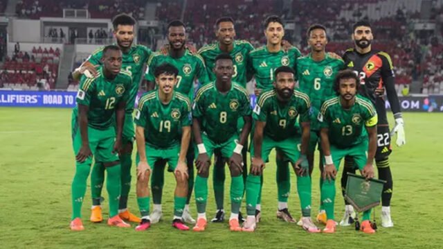Starting XI Timnas Arab Saudi pada laga lanjutan putaran ketiga Grup C Kualifikasi Piala Dunia 2026 melawan Timnas Indonesia di Stadion Utama Gelora Bung Karno (SUGBK), Senayan, Jakarta, Selasa (19/11/2024). (Bola.com/Abdul Aziz)
