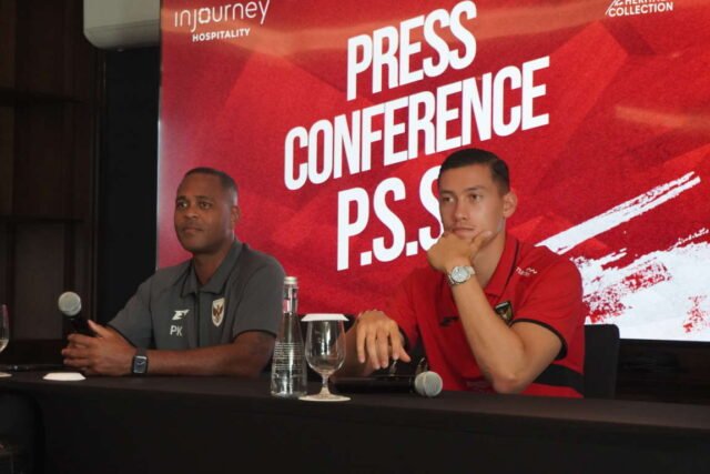 (Kiri-Kanan). Kepala Pelatih Timnas Indoensia, Patrick Kluivert, dan Kapten Timnas Indonesia, Jay Idzes. Sumber Foto : tis/bpn