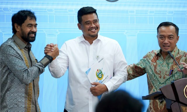 Gubernur Sumut Bobby Nasution bersalaman dengan Gubernur Aceh Muzakir Manaf disaksikan Mensesneg Prasetyo Hadi dan Mendagri Tito Karnavian usai konferensi pers bersama di Kantor Presiden, Kompleks Istana Kepresidenan, Jakarta, Selasa (17/6/2025).