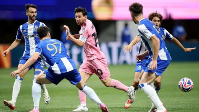 Lionel Messi, striker Inter Miami CF, ditantang oleh Ze Pedro (kedia dari kiri) dari FC Porto selama pertandingan grup A Piala Dunia Antarklub 2025 di Stadion Mercedes-Benz pada 19 Juni 2025 di Atlanta, Georgia. (Alex Grimm / AFP)