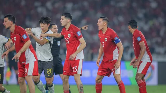 Pemain Timnas Indonesia, Thom Jan Haye (19), Justin Hubner (23), dan Jay Noah Idzes (3), saat laga melawan China dalam laga Kualifikasi Piala Dunia 2026 zona Asia di Stadion Utama Gelora Bung Karno (SUGBK) Senayan, Jakarta, Kamis (5/6/2025). (Bola.com/Bagaskara Lazuardi)
