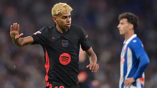 Di menit ke-53, Blaugrana berhasil memecah kebuntuan. Tendangan kaki kiri Lamine Yamal gagal dibendung penjaga gawang Espanyol, Joan Garcia. (MANAURE QUINTERO/AFP)
