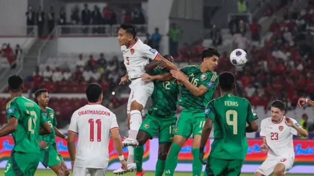 Pemain Timnas Indonesia, Rizki Ridho (kiri) berduel udara dengan pemain Arab Saudi, Saud Abdulhamid dan Faisal Al-Ghamdi pada laga lanjutan putaran ketiga Grup C Kualifikasi Piala Dunia 2026 di Stadion Utama Gelora Bung Karno (SUGBK), Senayan, Jakarta, Selasa (19/11/2024). (Bola.com/Abdul Aziz)
