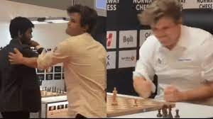 Mantan juara dunia catur Magnus Carlsen menggebrak meja setelah menelan kekalahan dari juara dunia Gukesh Dommaraju dalam duel catur klasik di turnamen Norway Chess 2025. Foto Dok Nett
