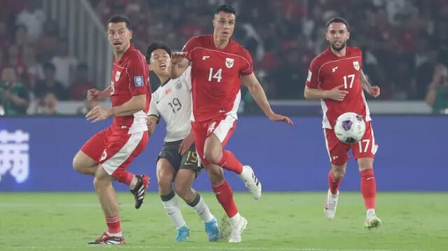 Pemain Timnas Indonesia, Joey Pelupessy (14), Thom Jan Haye (kiri), dan Calvin Verdonk (kanan) berebut bola dengan pemain China, Cao Yongjing, dalam laga Kualifikasi Piala Dunia 2026 zona Asia di Stadion Utama Gelora Bung Karno (SUGBK) Senayan, Jakarta, Kamis (5/6/2025). (Bola.com/M. Iqbal Ichsan)