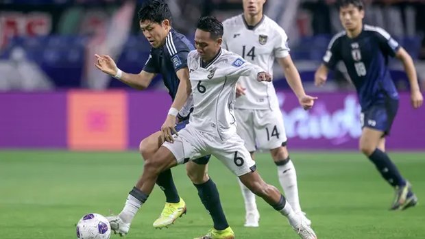 Gelandang Timnas Indonesia, Beckham Putra mendapatkan penjagaan ketat dari gelandang Timnas Jepang, Wataru Endo dalam laga terakhir Grup C putaran ketiga Kualifikasi Piala Dunia 2026 di Suita City Football Stadium, Selasa (10/6/2025). (AFP/Paul Miller).
