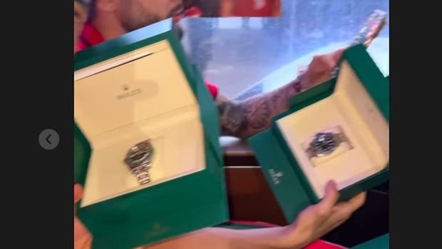 Pemain-pemain Timnas Indonesia terlihat mendapat jam tangan setelah makan siang bersama Presiden RI Prabowo Subianto, Jumat (6/6). (tangkapan layar akun Instagram Justin Hubner)