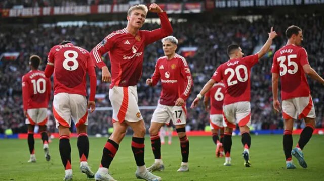 Pemain Manchester United, Rasmus Hojlund melakukan selebrasi setelah mencetak gol kemenangan timnya atas Brentford pada laga lanjutan Liga Inggris di Old Trafford, Manchester, Inggris, Sabtu (19/10/2024). (AFP/Oli Scarff)