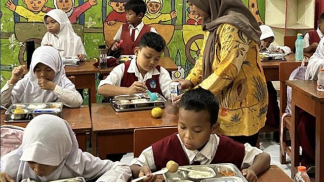Kemenkeu mengungkap realisasi anggaran program Makan Bergizi Gratis (MBG) baru terpakai 6,2 persen dari pagu Rp71 triliun. Ilustrasi. (CNN Indonesia/Muhammad Naufal).