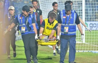 Cedera Serius Usai Gol Spektakuler, Ole Romeny Ditandu Keluar Usai Ditekel Keras Paulinho