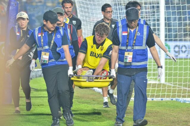 Tekel keras nan telat penyerang Arema FC, Paulinho Moccelin, membuat striker Timnas Indonesia Ole Romeny harus keluar lapangan pada menit ke-16 laga kontra Oxford United. Pertandingan Grup A Piala Presiden 2025 Arema FC Vs Oxford United bergulir di Stadion Si Jalak Harupat, Soreang, Kabupaten Bandung pada Kamis (10/7/2025).
