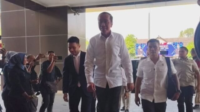 Jokowi mendatangi Polresta Surakarta pada Rabu (23/7/2025) terkait kasus tudingan ijazah palsu. Kuasa hukum ungkap pihaknya juga membawa sejumlah berkas ini. Foto Dok Nett