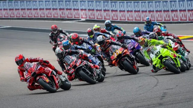 Pembalap MotoGP Spanyol dari Tim Ducati Lenovo, Marc Marquez (kiri), memimpin rombongan setelah start di Grand Prix sepeda motor MotoGP Jerman di sirkuit Sachsenring, Hohenstein-Ernstthal, dekat Chemnitz, Jerman timur, pada 13 Juli 2025. (Ronny Hartmann/AFP)
