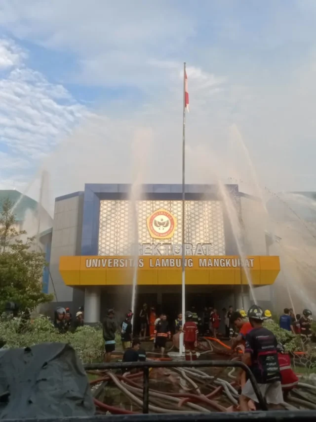Sejumlah relawan melakukan pemadaman di Gedung Rektorat ULM Banjarmasin. Foto Dok (instagram @wargabanua.official)