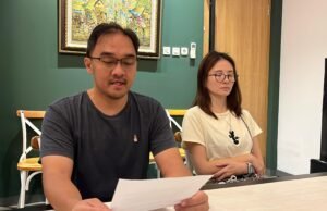 Budi Wahab Minta Maaf Terbuka Usai Pelesetkan Cintakoe Cafe Jadi Bencikoe Cafe Budi Wahab didampingi isteri saat meminta maaf