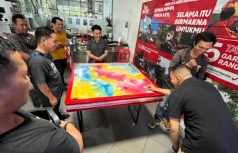Showroom Honda Disulap Jadi Arena Karambol Seru, Warga Antusias Ikut Bertanding!