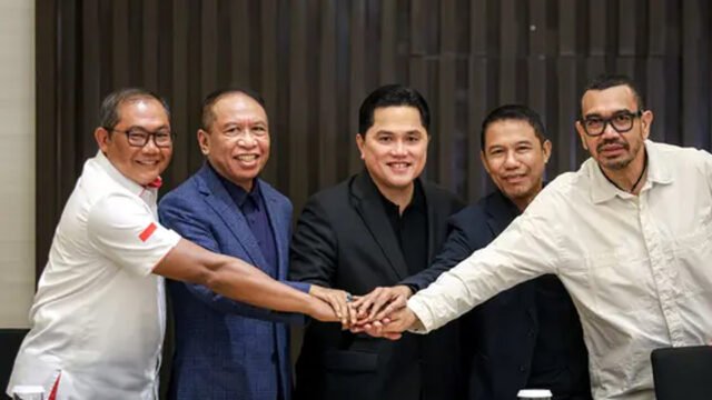 PSSI menggelar konferensi pers berbarengan dengan pengumuman pemecatan pelatih Shin Tae-yong sebagai pelatih Timnas Indonesia, Jakarta, Senin (6/1/2025). (FOTO Dari kiri ke kanan: Sumardji, Zainudin Amali, Erick Thohir, Yunus Nusi, Arya Sinulingga.) (Bola.com/Bagaskara Lazuardi)