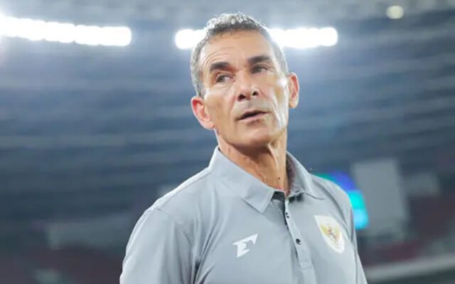 Pelatih Timnas Indonesia U-23, Gerald Vanenburg, saat laga melawan Timnas Thailand U-23 pada semifinal Piala AFF U-23 2025 di Stadion Utama Gelora Bung Karno, Jakarta, Jumat (25/7/2025). (Bola.com/Abdul Aziz)