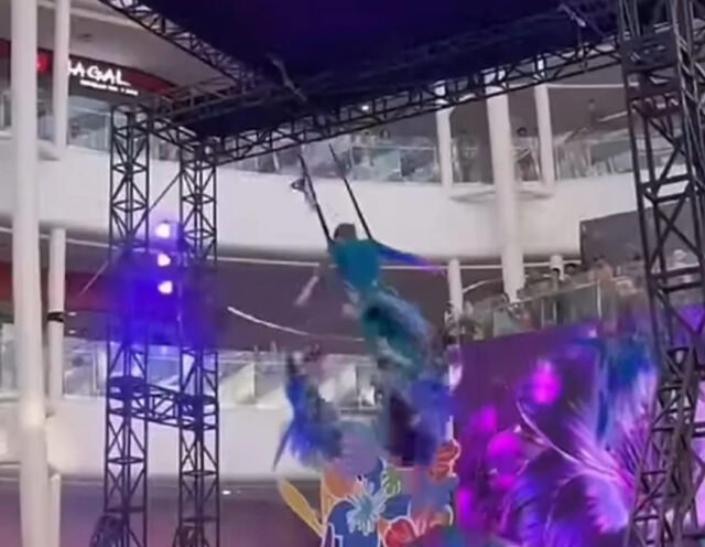 Seorang pemain sirkus mengalami kecelakaan tragis saat melakukan atraksi akrobatik di udara pada pertunjukan sirkus yang digelar di Resinda Park Mall Karawang, Sabtu sore (12/7/2025). Foto: Ist