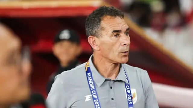 Pelatih Timnas Indonesia U-23, Gerald Vanenburg, pada laga kontra Timnas Malaysia U-23 pada Piala AFF U-23 2025 di Stadion Utama Gelora Bung Karno, Senin (21/7/2025). (Bola.com/Abdul Azis)