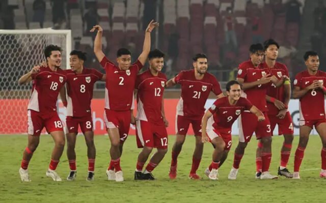 Para pemain Timnas Indonesia U-23 bersuka cita melangkah ke partai final usai menang dramatis atas Thailand pada babak semifinal Piala AFF U-23 di Stadion Utama Gelora Bung Karno, Jakarta, Jumat (25/7/2025). (Bola.com/Abdul Aziz)