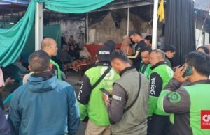 Ribuan Ojol Iringi Pemakaman Affan Kurniawan, Korban Tewas Insiden Brimob di Demo DPR Ribuan ojol akan makamkan Affan Kurniawan korban tewas dilindas mobil Brimob. (CNN Indonesia/Sakti Darma Abhiyoso)