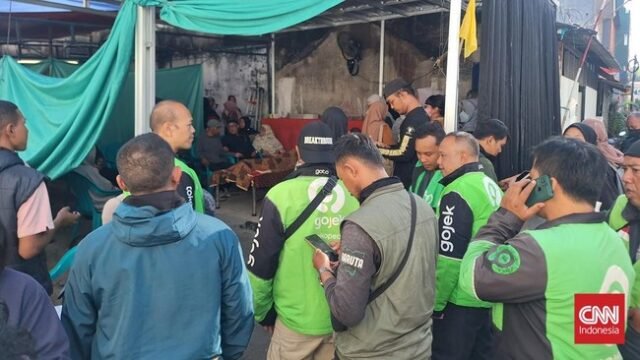 Ribuan ojol akan makamkan Affan Kurniawan korban tewas dilindas mobil Brimob. (CNN Indonesia/Sakti Darma Abhiyoso) Ribuan ojol akan makamkan Affan Kurniawan korban tewas dilindas mobil Brimob. (CNN Indonesia/Sakti Darma Abhiyoso)