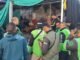 Ribuan Ojol Iringi Pemakaman Affan Kurniawan, Korban Tewas Insiden Brimob di Demo DPR Ribuan ojol akan makamkan Affan Kurniawan korban tewas dilindas mobil Brimob. (CNN Indonesia/Sakti Darma Abhiyoso)