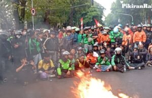 Demo di DPRD Jawa Barat Ricuh, Molotov & Petasan Diledakkan Unjuk rasa ojol di Gedung DPRD di Jalan Diponegoro, Kota Bandung pada Jumat 29 Agustus 2025. /Moch Iqbal Maulud/PR.