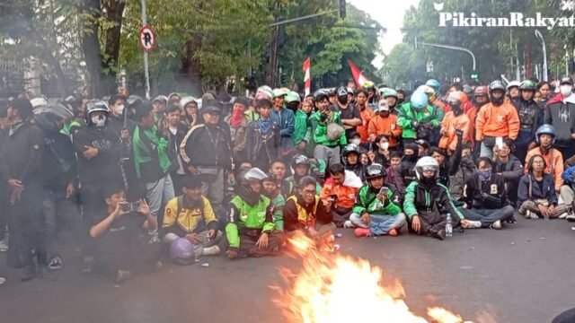 Unjuk rasa ojol di Gedung DPRD di Jalan Diponegoro, Kota Bandung pada Jumat 29 Agustus 2025. /Moch Iqbal Maulud/PR.