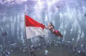 Momet Gubernur Malut Kibarkan Merah Putih di Dasar Laut Gubernur Maluku Utara, Sherly Tjoanda, mengikuti secara langsung pengibaran bendera merah putih di dasar laut Sulamadaha, Ternate.((Foto: Iqbal/tim upacara HUT ke-80 RI di bawah laut)