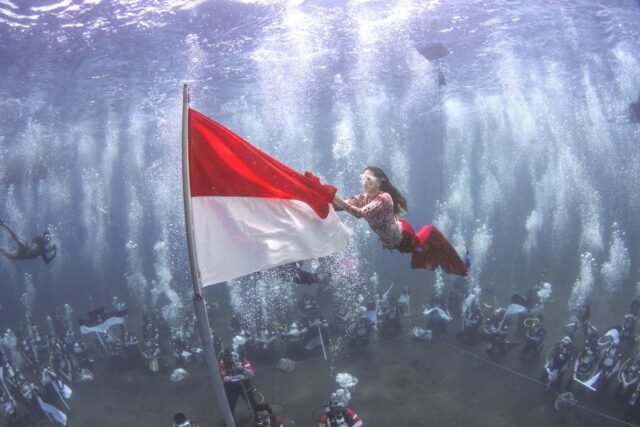 Gubernur Maluku Utara, Sherly Tjoanda, mengikuti secara langsung pengibaran bendera merah putih di dasar laut Sulamadaha, Ternate.((Foto: Iqbal/tim upacara HUT ke-80 RI di bawah laut) Gubernur Maluku Utara, Sherly Tjoanda, mengikuti secara langsung pengibaran bendera merah putih di dasar laut Sulamadaha, Ternate.((Foto: Iqbal/tim upacara HUT ke-80 RI di bawah laut)