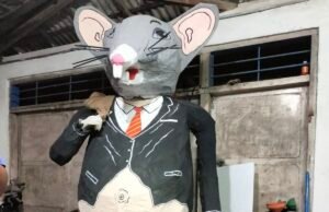 Patung Tikus Bercelana Dasi Dilarang Tampil di Karnaval Bangkalan Patung tikus berdasi milik warga Desa Telaga Biru yang batal tampil di karnaval (Instagram @Bangkalanterkini)