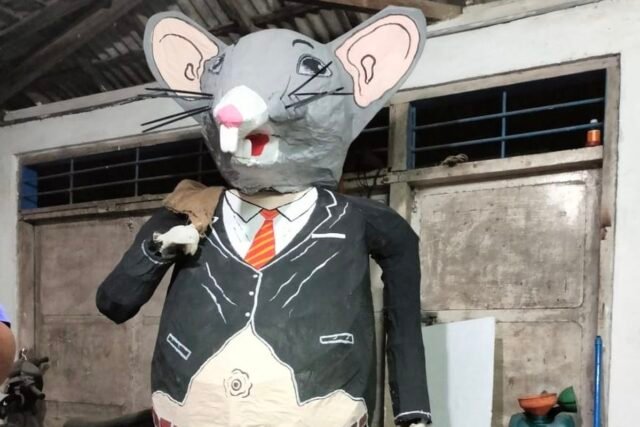 Patung tikus berdasi milik warga Desa Telaga Biru yang batal tampil di karnaval (Instagram @Bangkalanterkini) Patung tikus berdasi milik warga Desa Telaga Biru yang batal tampil di karnaval (Instagram @Bangkalanterkini)