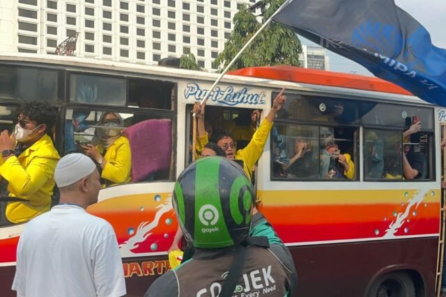 Massa aksi dari BEM UI melintas di Jalan Gatot Subroto, Jakarta Selatan, Jumat (29/8/2025).(KOMPAS.com/DINDA AULIA RAMADHANTY) Massa aksi dari BEM UI melintas di Jalan Gatot Subroto, Jakarta Selatan, Jumat (29/8/2025).(KOMPAS.com/DINDA AULIA RAMADHANTY)