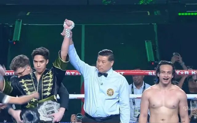 El Rumi dinyatakan menang TKO lawan Jefri Nichol di ajang Superstar Knockout Vol.3, yang digelar di di Jakarta Convention Center dan tayang di Vidio, Sabtu (9/8). (Ist)