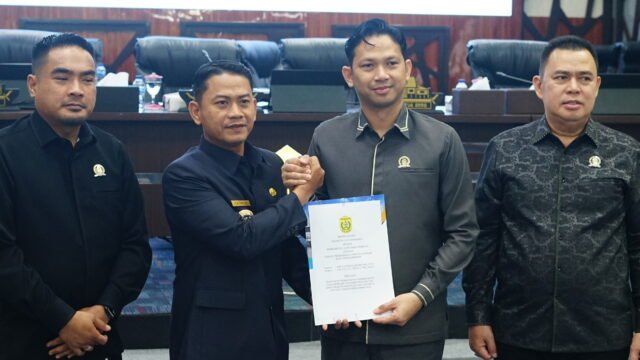 Wali Kota Banjarmasin H. M. Yamin HR dan Ketua DPRD Rikval Fachruri memperlihatkan dokumen Perubahan APBD Banjarmasin 2025 – Foto Diskominfo Banjarmasin Wali Kota Banjarmasin H. M. Yamin HR dan Ketua DPRD Rikval Fachruri memperlihatkan dokumen Perubahan APBD Banjarmasin 2025 – Foto Diskominfo Banjarmasin