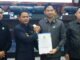 APBD-P Banjarmasin 2025 Disahkan: Fokus pada Sampah, Infrastruktur, dan Kesejahteraan Warga Wali Kota Banjarmasin H. M. Yamin HR dan Ketua DPRD Rikval Fachruri memperlihatkan dokumen Perubahan APBD Banjarmasin 2025 – Foto Diskominfo Banjarmasin