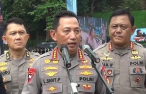 Kapolri Listyo Sigit Langsung Minta Maaf ke Keluarga Ojol Tewas Terlindas Rantis Brimob Kapolri Jenderal Polisi Listyo Sigit Prabowo memberikan keterangan pers di RSCM Jakarta terkait kematian pengemudi ojol akibat terlindas rantis Brimob, Jumat (29/8/2025).
