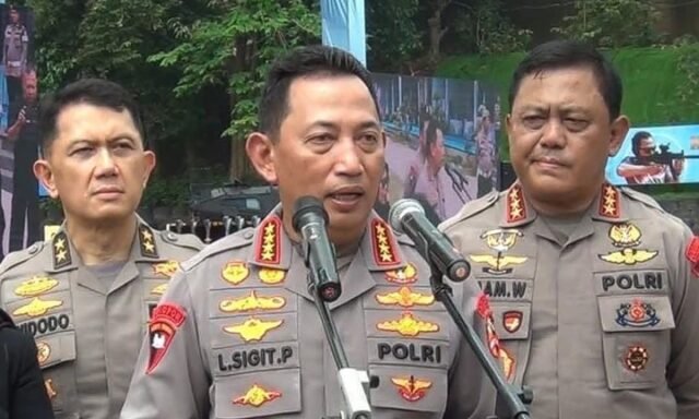 Kapolri Jenderal Polisi Listyo Sigit Prabowo memberikan keterangan pers di RSCM Jakarta terkait kematian pengemudi ojol akibat terlindas rantis Brimob, Jumat (29/8/2025). Kapolri Jenderal Polisi Listyo Sigit Prabowo memberikan keterangan pers di RSCM Jakarta terkait kematian pengemudi ojol akibat terlindas rantis Brimob, Jumat (29/8/2025).