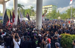 Demo Mahasiswa & Warga Kalbar di DPRD Pontianak: Tuntut Kapolresta Dicopot hingga Evaluasi PKH Demo Mahasiswa & Warga Kalbar di DPRD Pontianak: Tuntut Kapolresta Dicopot hingga Evaluasi PKH
