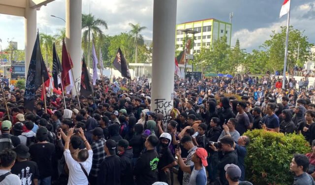Demo Mahasiswa & Warga Kalbar di DPRD Pontianak: Tuntut Kapolresta Dicopot hingga Evaluasi PKH Demo Mahasiswa & Warga Kalbar di DPRD Pontianak: Tuntut Kapolresta Dicopot hingga Evaluasi PKH