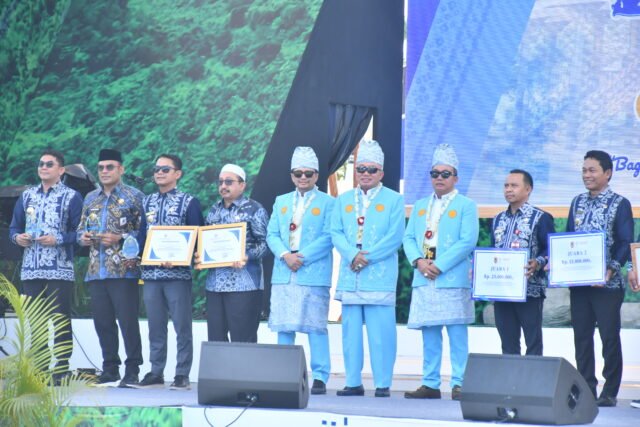 Gubernur Kalsel, H. Muhidin didampingi Wakil Gubernur Hasnuryadi Sulaiman dan Sekretaris Daerah M. Syarifuddin berfoto bersama sejumlah kepala daerah seperti Wali Kota dan Bupati di Kalsel pada peringatan Hari Jadi ke-75 Provinsi Kalimantan Selatan di Banjarbaru – Foto Ist