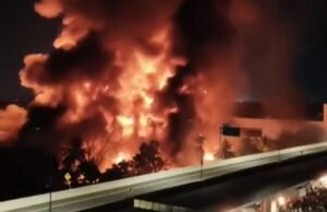 DPRD Makassar Dibakar Massa, Wali Kota Appi Dievakuasi dengan Motor Kantor DPRD Makassar habis terbakar./Foto: tangkapan layar