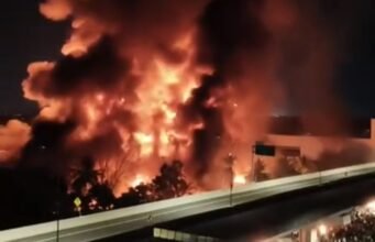 DPRD Makassar Dibakar Massa, Wali Kota Appi Dievakuasi dengan Motor Kantor DPRD Makassar habis terbakar./Foto: tangkapan layar