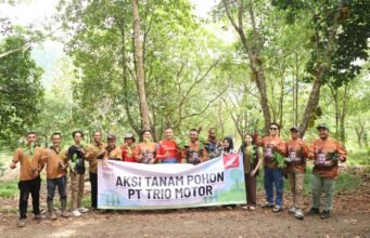 Trio Motor Ajak Komunitas Adventure Hijaukan Tahura Sultan Adam Sinergi Bersama Alam, Trio Motor Tanam Pohon di Tahura Sultan Adam. Foto Dok Trio Motor