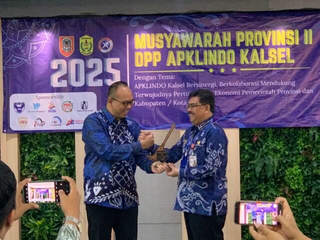 Asisten I Bidang Pemerintahan dan Kesra Setdaprov Kalsel, H. Muhammad Muslim, saat menghadiri Musprov II APKLINDO Kalsel - Foto Dok Istimewa Asisten I Bidang Pemerintahan dan Kesra Setdaprov Kalsel, H. Muhammad Muslim, saat menghadiri Musprov II APKLINDO Kalsel - Foto Dok Istimewa