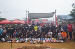 Merdeka Race 2025 di HSS, Ajang Balap RC Jadi Magnet Pecinta Otomotif Mini Foto bersama peserta balap mobil remote control Merdeka Race 2025 Bersama Ketua KONI HSS, Zainuddin Shg. Foto Dok Ist