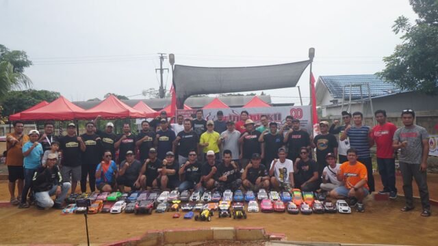 Foto bersama peserta balap mobil remote control Merdeka Race 2025 Bersama Ketua KONI HSS, Zainuddin Shg. Foto Dok Ist Foto bersama peserta balap mobil remote control Merdeka Race 2025 Bersama Ketua KONI HSS, Zainuddin Shg. Foto Dok Ist